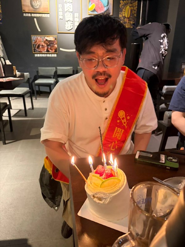 30 歲多歲了，還在被朋友用吹不熄蠟燭整，雖然早就知道，但還是配合演出
